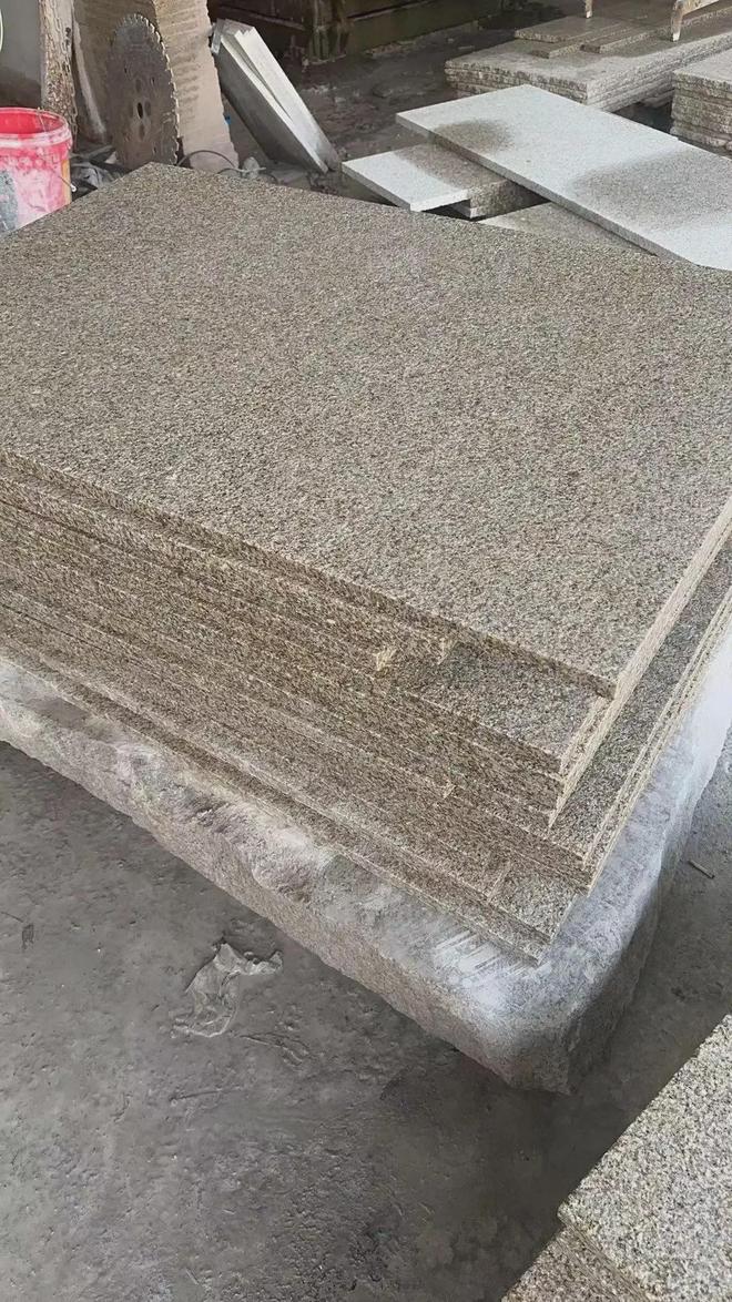 芝麻灰花崗巖及黃銹石石材加工廠家對荔枝面火燒面及光面加工